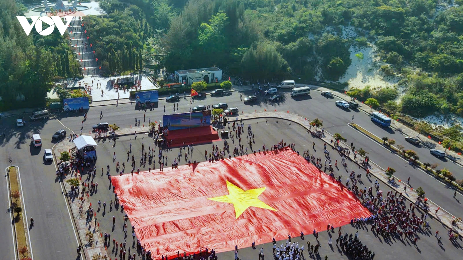 Tiền Phong Marathon 2026: Trang nghiêm Thượng cờ ở khu tưởng niệm chiến sĩ Gạc Ma